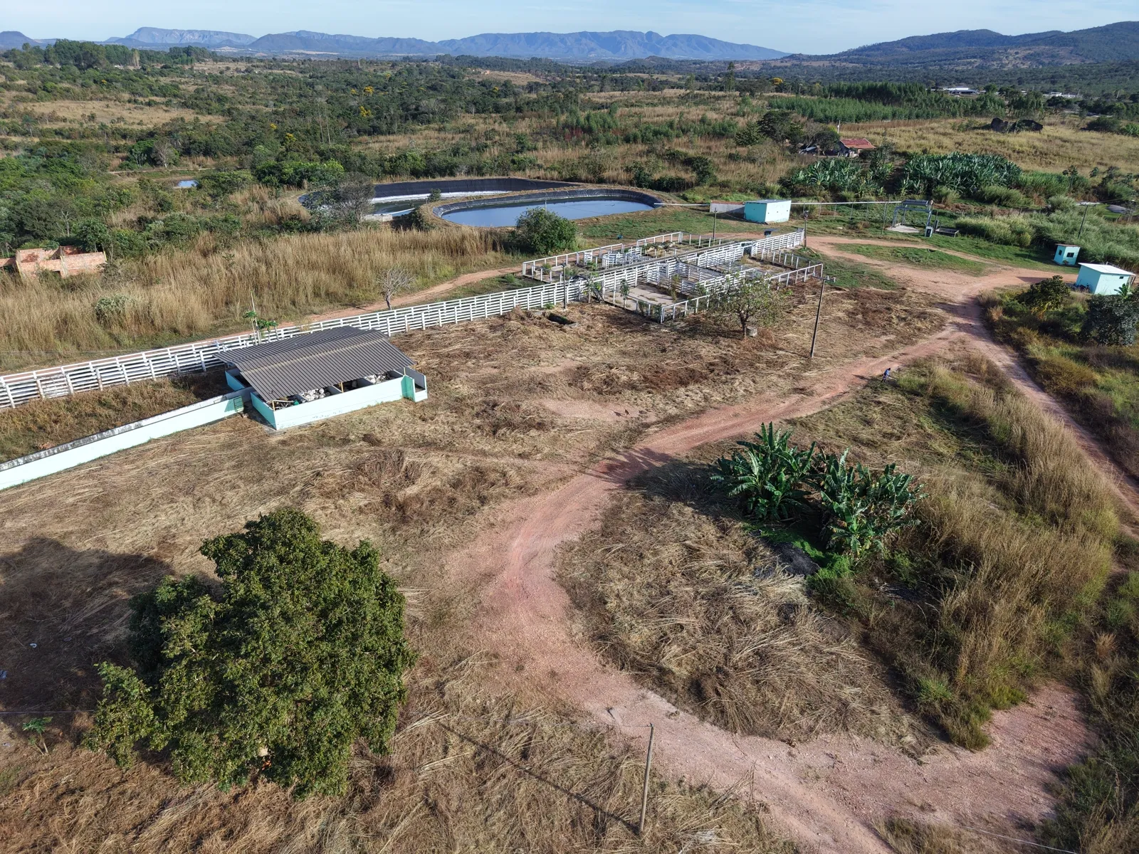 Vista aérea dos currais com serra ao fundo